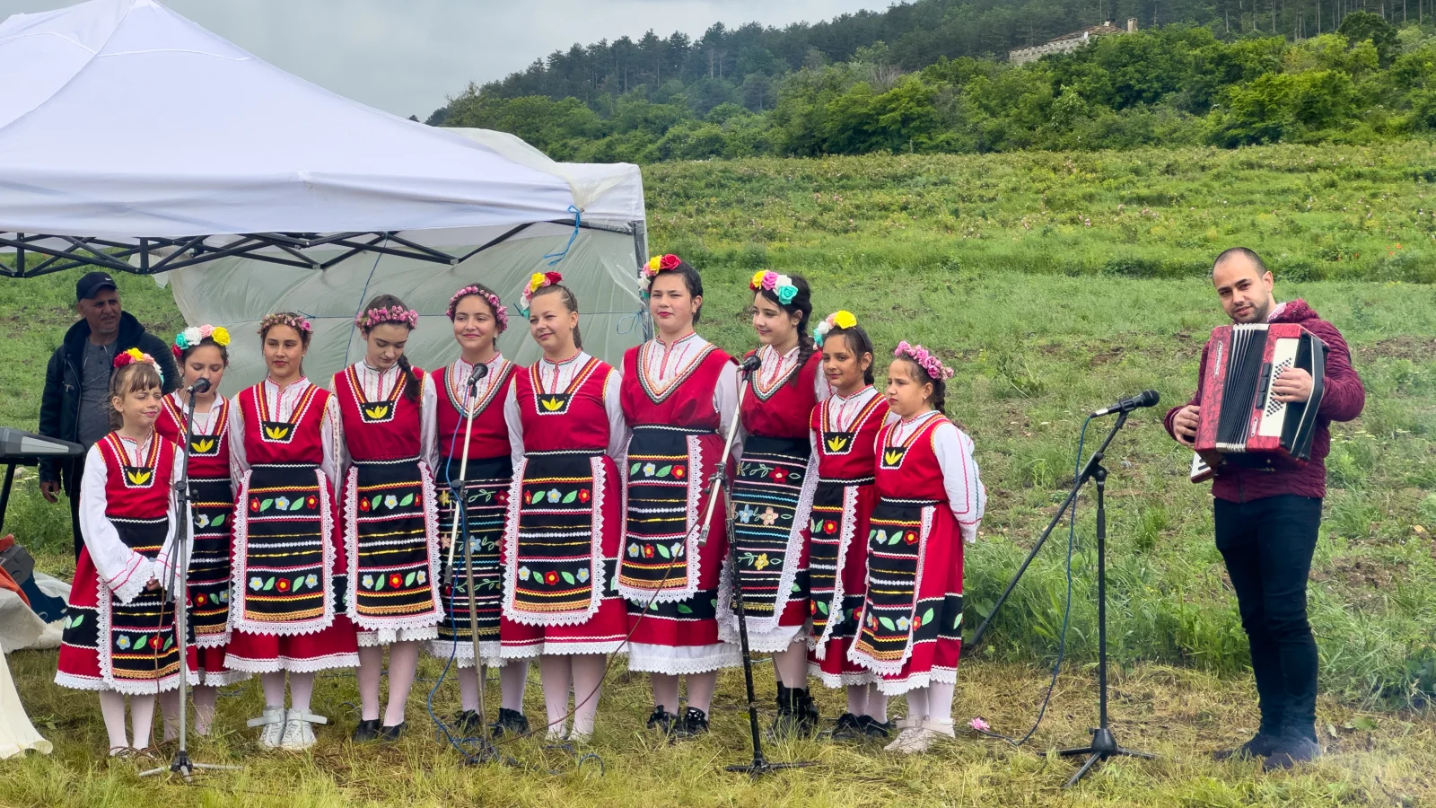 Festivalul Trandafirilor Bulgaria - culegerea trandafirilor - traditii