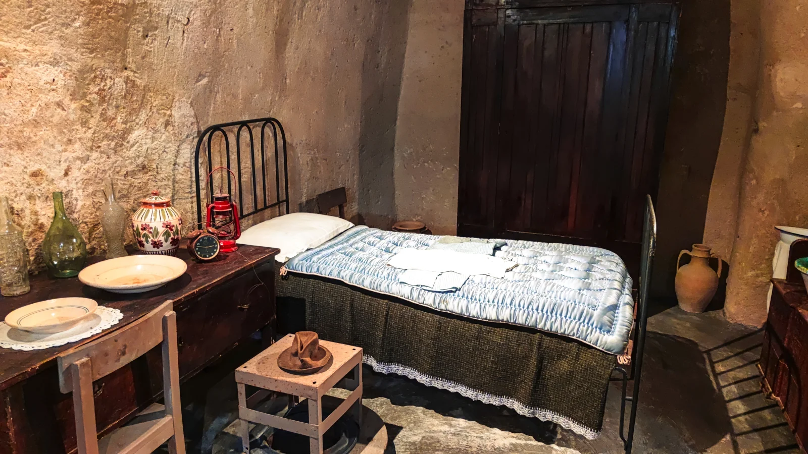 Casa Grotta del Casalnuovo bedroom, Matera, Italy